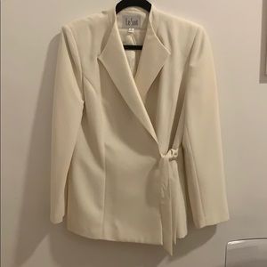 Le suit white jacket size 10